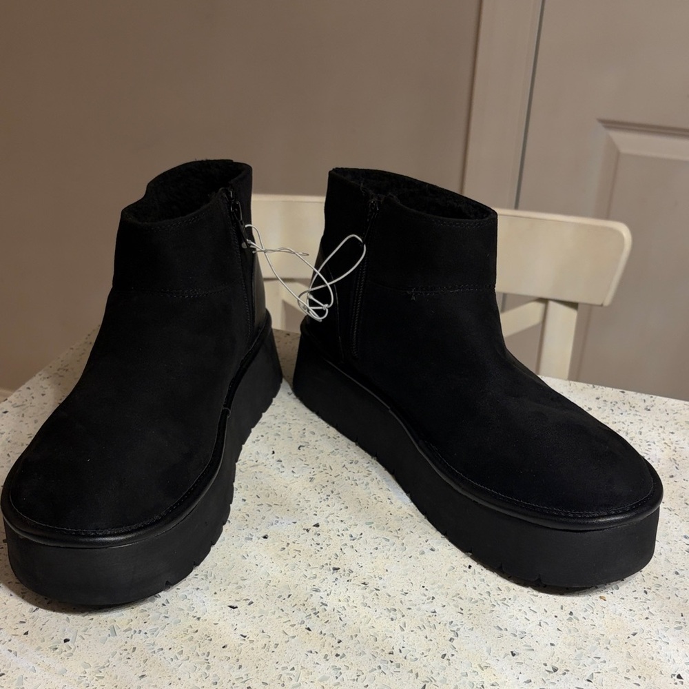Women’s platform ankle boots with faux fur